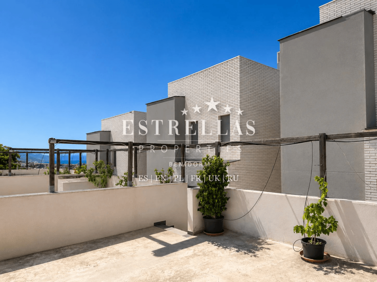 Exclusiva OPORTUNIDAD DE INVERSIÓN: conjunto de 3 villas con vistas al mar, 2 piscinas privadas y alta rentabilidad