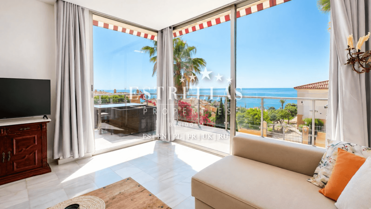 Exclusiva OPORTUNIDAD DE INVERSIÓN: conjunto de 3 villas con vistas al mar, 2 piscinas privadas y alta rentabilidad