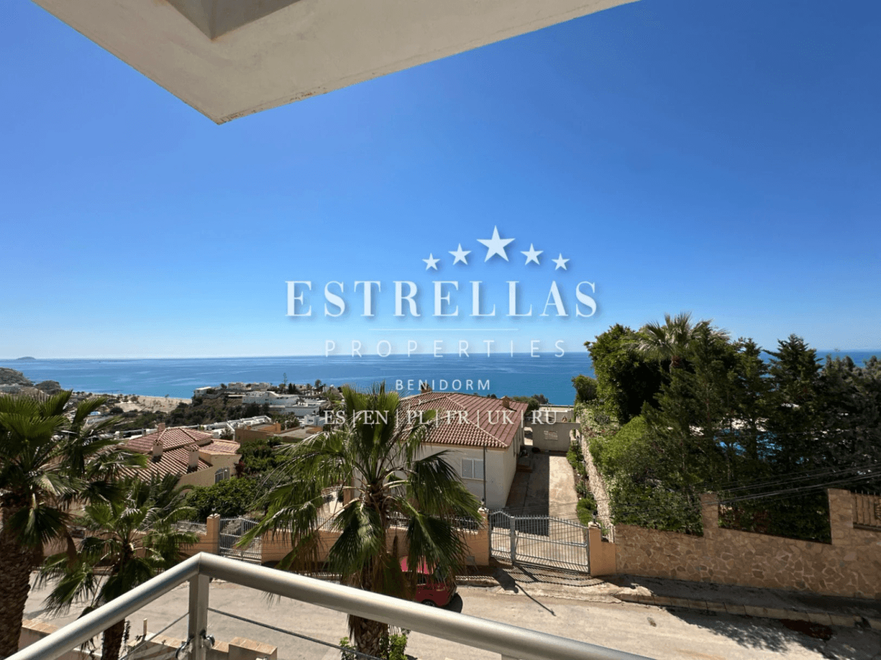 Exclusiva OPORTUNIDAD DE INVERSIÓN: conjunto de 3 villas con vistas al mar, 2 piscinas privadas y alta rentabilidad