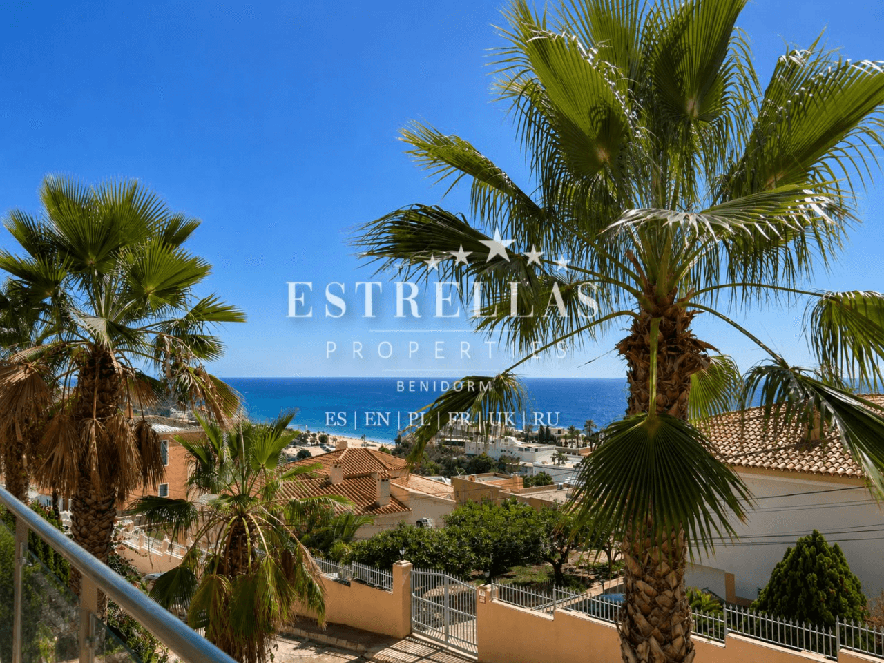 Exclusiva OPORTUNIDAD DE INVERSIÓN: conjunto de 3 villas con vistas al mar, 2 piscinas privadas y alta rentabilidad