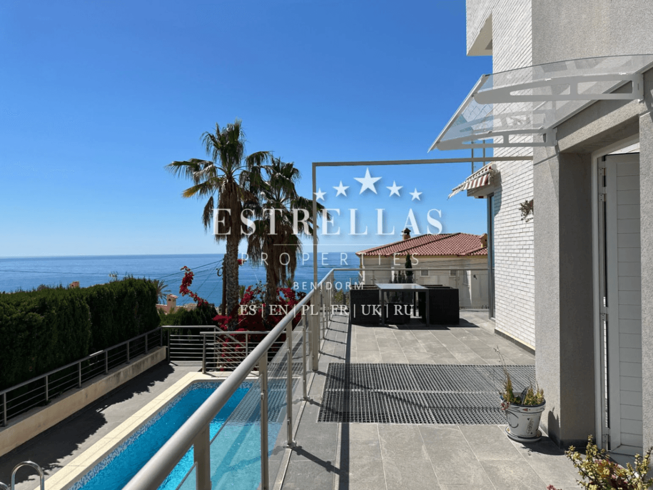 Exclusiva OPORTUNIDAD DE INVERSIÓN: conjunto de 3 villas con vistas al mar, 2 piscinas privadas y alta rentabilidad