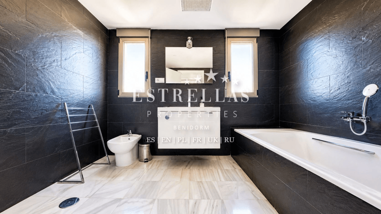 Exclusiva villa moderna con piscina privada y VISTAS PANORÁMICAS AL MAR en Montiboli, Villajoyosa