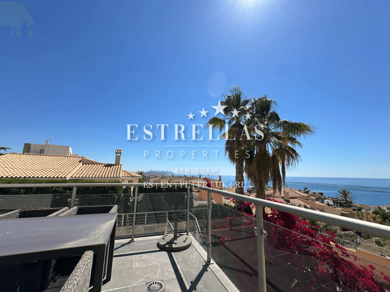 Exclusiva OPORTUNIDAD DE INVERSIÓN: conjunto de 3 villas con vistas al mar, 2 piscinas privadas y alta rentabilidad