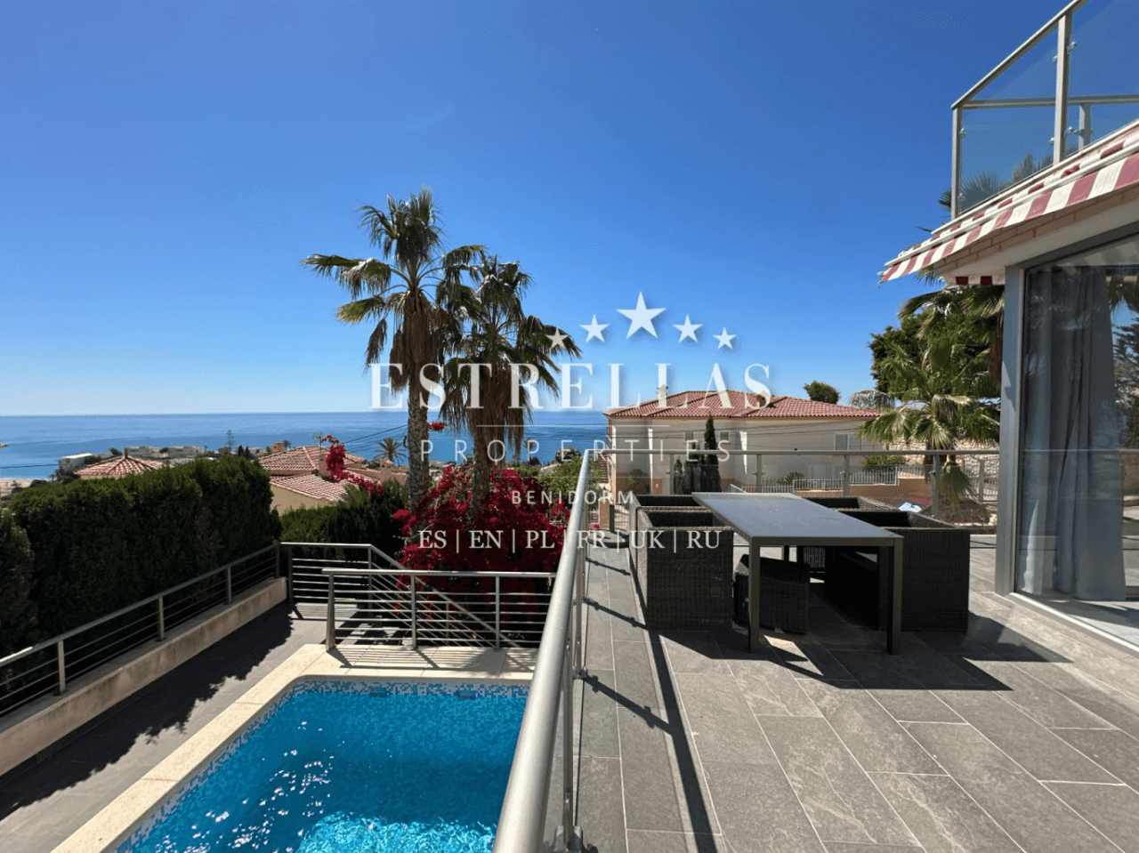 Exclusiva OPORTUNIDAD DE INVERSIÓN: conjunto de 3 villas con vistas al mar, 2 piscinas privadas y alta rentabilidad