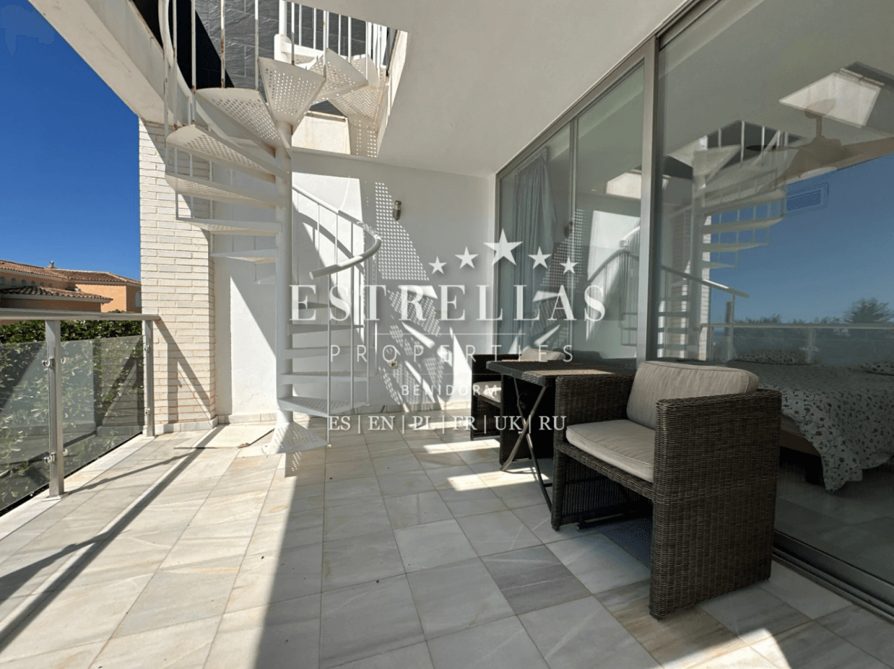 Exclusiva OPORTUNIDAD DE INVERSIÓN: conjunto de 3 villas con vistas al mar, 2 piscinas privadas y alta rentabilidad