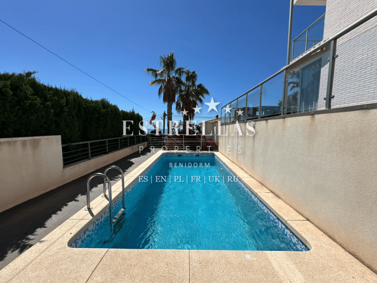 Exclusiva OPORTUNIDAD DE INVERSIÓN: conjunto de 3 villas con vistas al mar, 2 piscinas privadas y alta rentabilidad