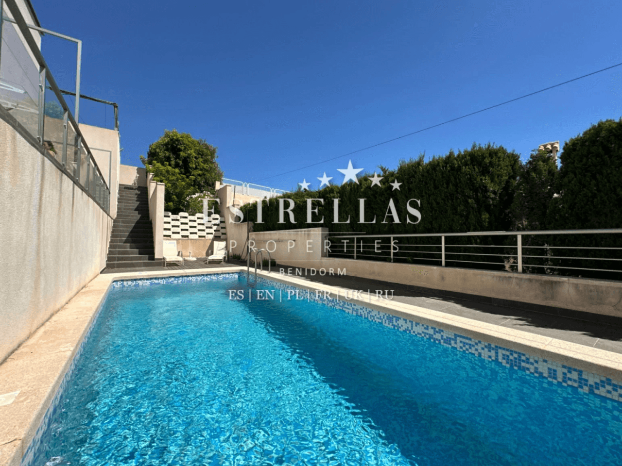Exclusiva OPORTUNIDAD DE INVERSIÓN: conjunto de 3 villas con vistas al mar, 2 piscinas privadas y alta rentabilidad